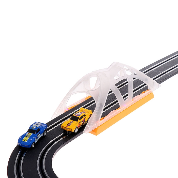 Автотрек &laquo;Турбо кросс&raquo;, с 4 машинами работает от сети, длина трека 8,38 м.