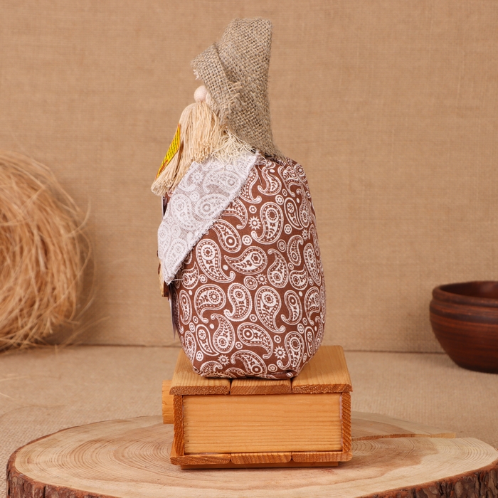 Домовой "Афанасий с купюрой", на сундуке, 28х15х12 см