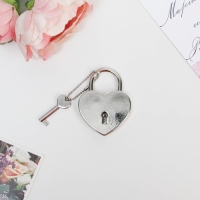 Замок свадебный с ключом &laquo;Замочек любви&raquo;.