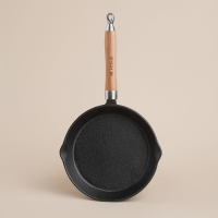 Сковорода чугунная на деревянной подставкем SL Home, d=25, h=4,4 см, индукция, цвет чёрный Сковорода чугунная на деревянной подставкем SL Home, d=25, h=4,4 см, индукция, цвет чёрный