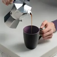 Кружка Bright Tulip, матовая, черная с фиолетовым