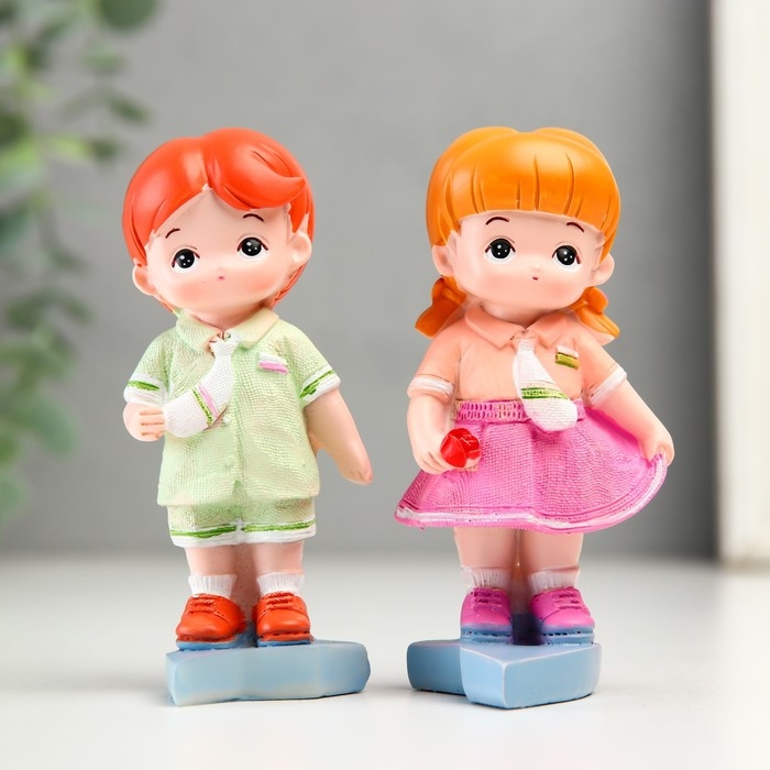 Сувенир полистоун "Малыши с сумочками на сердце" набор 2 шт 5х4,5х9 5х4,8х9 см