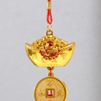 Подвеска пластик "Золотой слиток - иероглиф Богатство" 37 см Подвеска пластик "Золотой слиток - иероглиф Богатство" 37 см