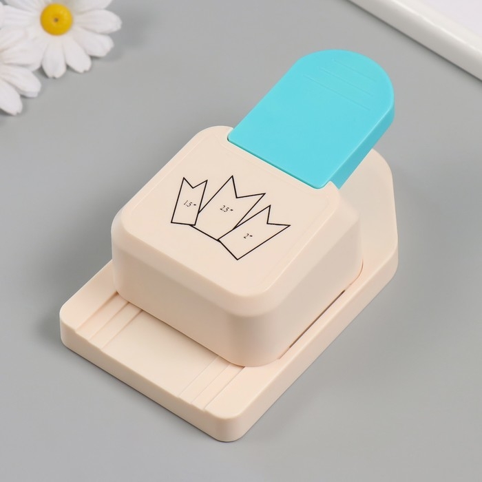 Дырокол фигурный 3в1 рисунок 3,8/5/6,3 см Дырокол фигурный 3в1 рисунок 3,8/5/6,3 см "Флажок" 9х14,9х6,3 см