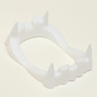 Карнавальный набор &laquo;Кровожадный вампир&raquo;: плащ и зубы