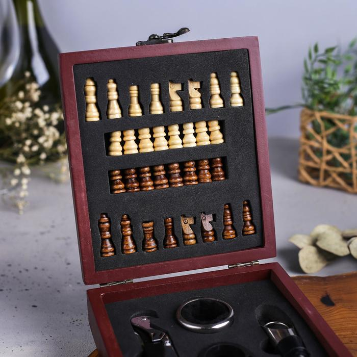 Винный набор: нож-сомелье со штопором, каплеуловитель, нож для фольги и пробка для вина с шахматами &laquo;Поздравляю&raquo;.