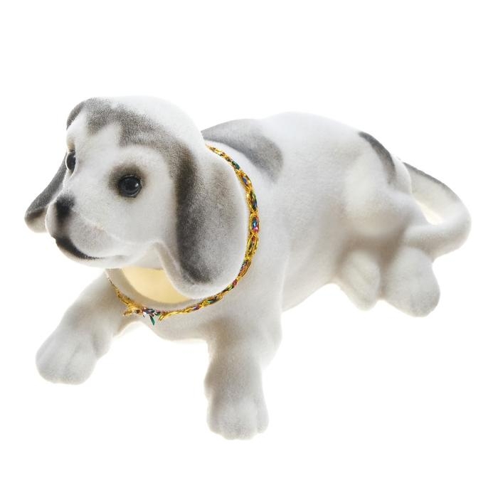 Собака на панель авто, качающая головой, большая, белый окрас Собака на панель авто, качающая головой, большая, белый окрас