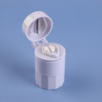 Таблетница с таблеторезкой, размельчителем и мензуркой, d = 4 &times; 6,5 см, цвет белый