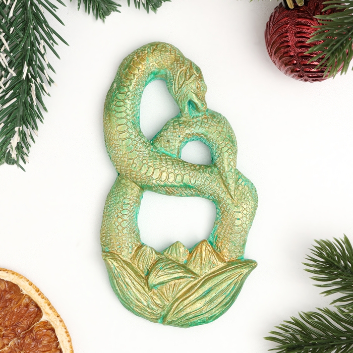 Новый год. Символ 2025. Панно с подвесом Новый год. Символ 2025. Панно с подвесом "Змея в цветке" зеленый с позолотой, 12х7х1см