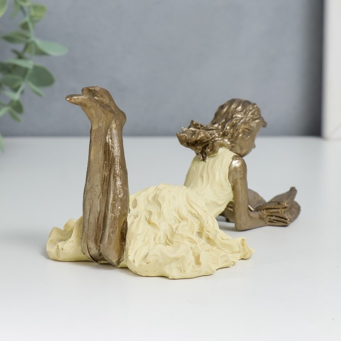 Сувенир полистоун Сувенир полистоун "Девушка читает книгу, жёлтое платье" 6,5х9х14 см