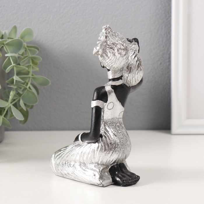 Сувенир полистоун "Африканка в платье с листьями, с кувшином, сидит" серебро 10,5х9х16 см