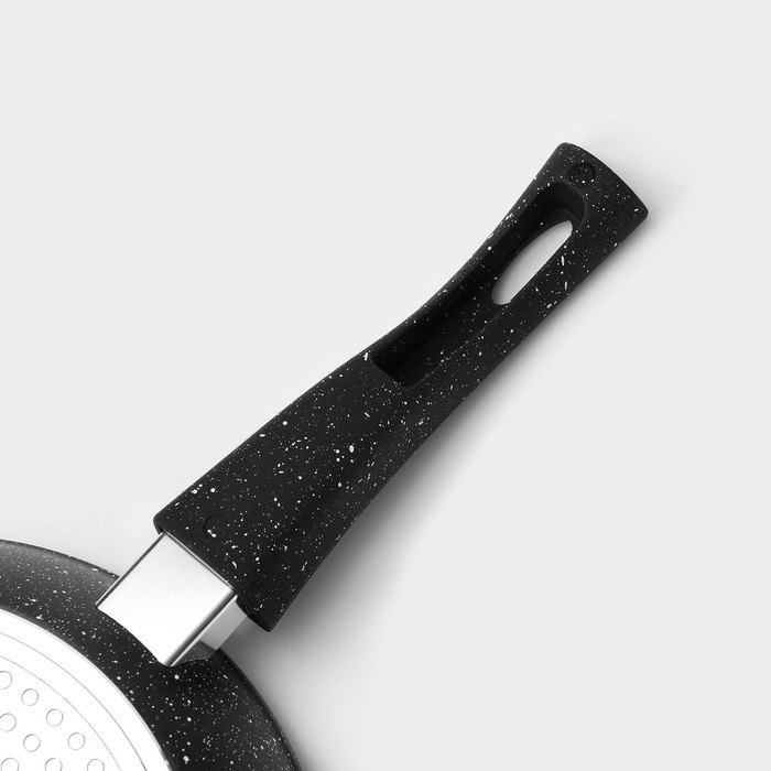 Сковорода кованая Magistro Dark, d=22 см, съёмная ручка soft-touch, антипригарное покрытие, индукция, цвет чёрный Сковорода кованая Magistro Dark, d=22 см, съёмная ручка soft-touch, антипригарное покрытие, индукция, цвет чёрный