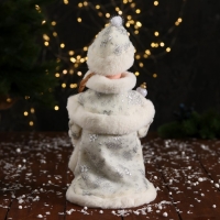 Снегурочка "Пушистой шубке с бантом и фонариком" двигается, 30х14 см, белый Снегурочка "Пушистой шубке с бантом и фонариком" двигается, 30х14 см, белый