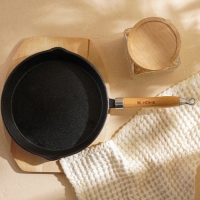 Сковорода чугунная на деревянной подставкем SL Home, d=25, h=4,4 см, индукция, цвет чёрный Сковорода чугунная на деревянной подставкем SL Home, d=25, h=4,4 см, индукция, цвет чёрный