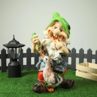 Садовая фигура "Гном с уткой" 18х24х49см Садовая фигура "Гном с уткой" 18х24х49см