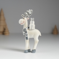 Сувенир полистоун "Олень с серебристыми рожками, с белыми подарками на спине" 5,5х2х11,5 см Сувенир полистоун "Олень с серебристыми рожками, с белыми подарками на спине" 5,5х2х11,5 см