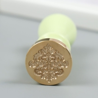 Печать для сургуча с пластиковой ручкой "Цветочный узор" 2,5х2,5 см Печать для сургуча с пластиковой ручкой "Цветочный узор" 2,5х2,5 см