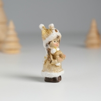 Сувенир полистоун "Малышка в шапке-сове, в золотистой шубке, с веночком" 2,2х2,2х5 см Сувенир полистоун "Малышка в шапке-сове, в золотистой шубке, с веночком" 2,2х2,2х5 см