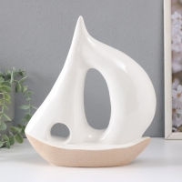 Сувенир керамика "Большой парусник" песочно-белый 22,5х8,5х25,3 см