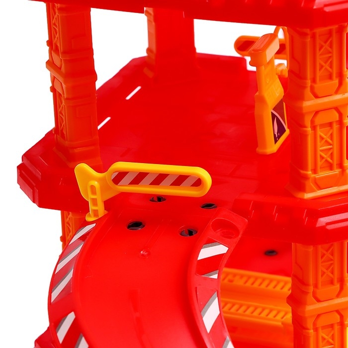 Парковка &laquo;Пожарная станция&raquo;, с металлическими машинкой и вертолётом