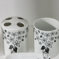 Набор для ванной, 4 предмета (мыльница, дозатор для мыла, 2 стакана), цвет белый Набор для ванной, 4 предмета (мыльница, дозатор для мыла, 2 стакана), цвет белый