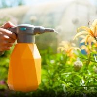 Опрыскиватель аккумуляторный ТУНДРА, 3.7 В, 2 Ач, 2 л, 0.7 л/мин, гибкая насадка Опрыскиватель аккумуляторный ТУНДРА, 3.7 В, 2 Ач, 2 л, 0.7 л/мин, гибкая насадка