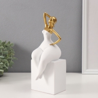 Сувенир полистоун "Девушка в белом комбинезоне" белый с золотом 9х9,5х26 см