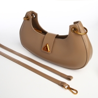 Сумка женская багет на молнии TEXTURA, средний размер, цвет светло-коричневый Сумка женская багет на молнии TEXTURA, средний размер, цвет светло-коричневый