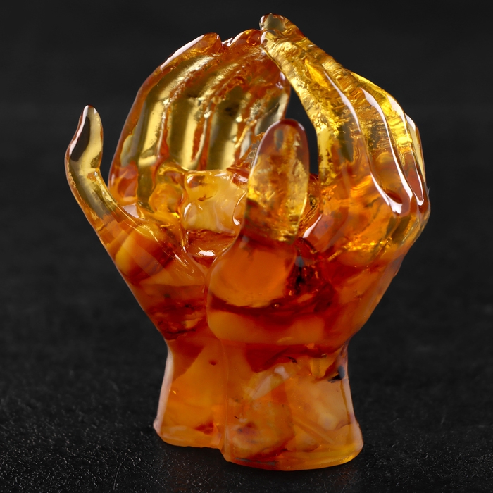 Сувенир "Ангел в руках", янтарь