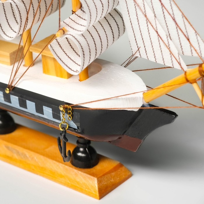 Корабль сувенирный малый &laquo;Трёхмачтовый&raquo;, борта чёрные с белой полосой, паруса белые, 20 &times; 5 &times; 19 см