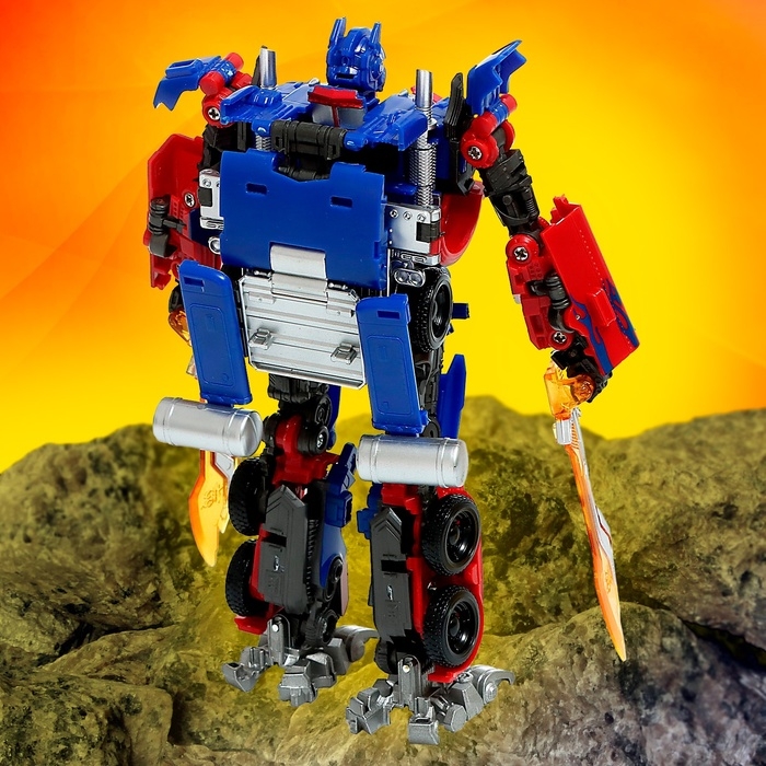 Робот &laquo;Предводитель&raquo;, трансформируется, с элементами из металла