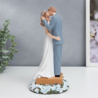 Сувенир полистоун "Поцелуй молодоженов" незабудки 21х11х11 см Сувенир полистоун "Поцелуй молодоженов" незабудки 21х11х11 см