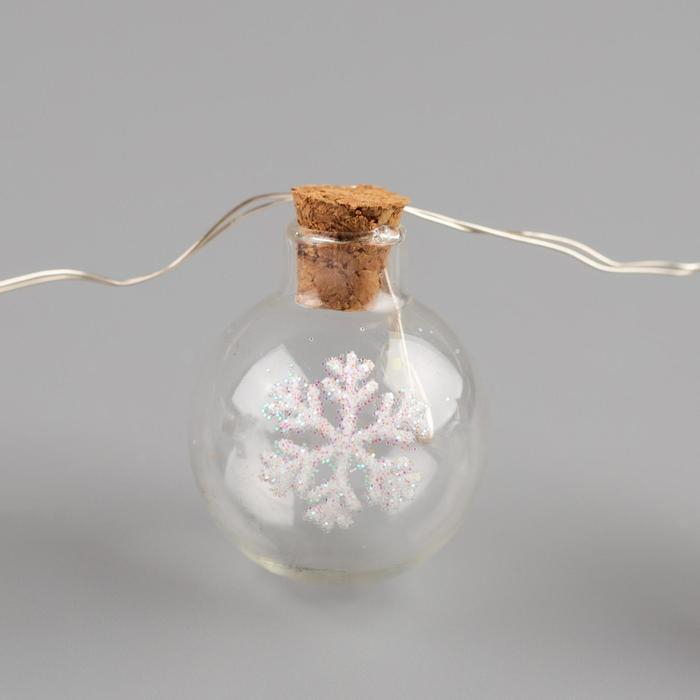 Гирлянда &laquo;Нить&raquo; 1.6 м с насадками &laquo;Шарики со снежинкой&raquo;, IP20, серебристая нить, 15 LED, батарейки ААх2 (нет в комплекте), свечение белое