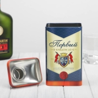 Коробка жестяная в форме бутылки под крепкий алкоголь «Первый» Коробка жестяная в форме бутылки под крепкий алкоголь «Первый»