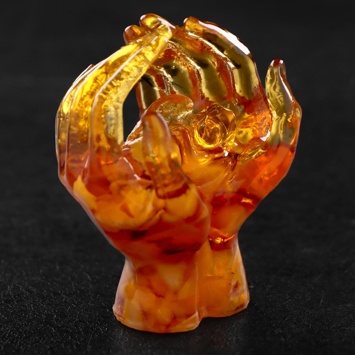 Сувенир "Ангел в руках", янтарь