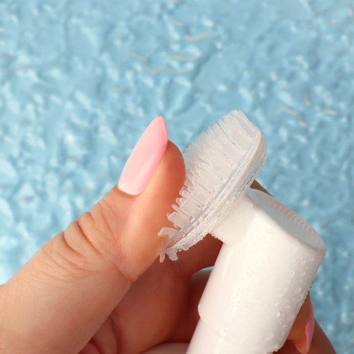 Бутылочка с щёткой для умывания, с дозатором, 150 мл, цвет белый/прозрачный Бутылочка с щёткой для умывания, с дозатором, 150 мл, цвет белый/прозрачный