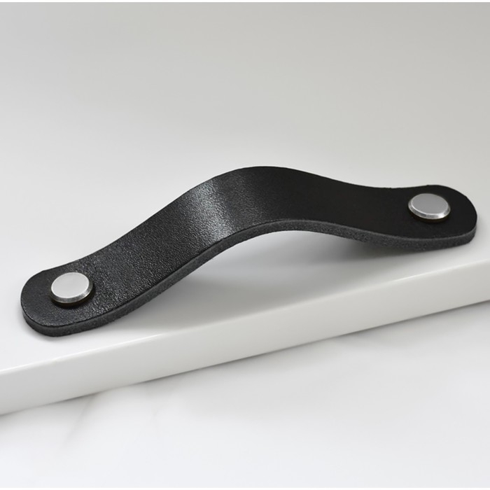 Ручка-скоба CAPPIO RSC010, кожа, м/о 96 мм, цвет черный Ручка-скоба CAPPIO RSC010, кожа, м/о 96 мм, цвет черный