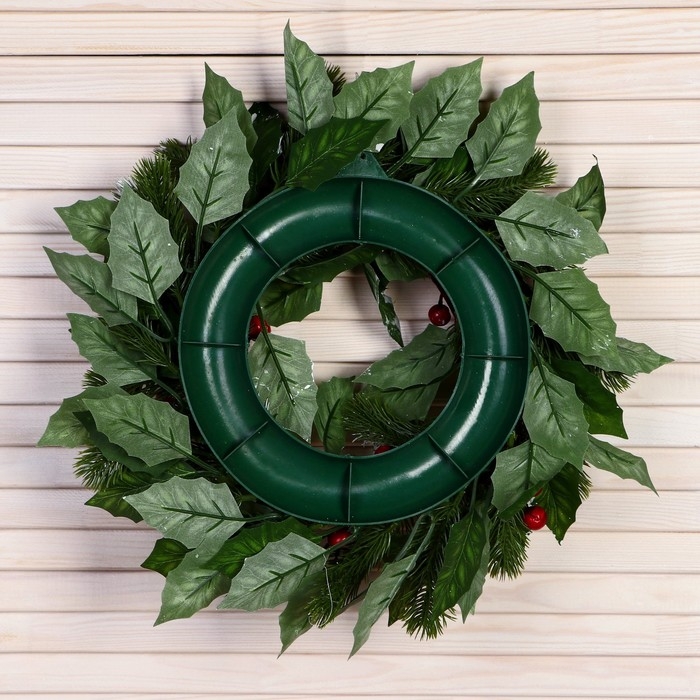 Венок новогодний d- 30 см "Уютная сказка" крупные листья и ягоды