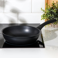 Сковорода «Традиция», d=24 см, пластиковая ручка, антипригарное покрытие, цвет чёрный Сковорода «Традиция», d=24 см, пластиковая ручка, антипригарное покрытие, цвет чёрный