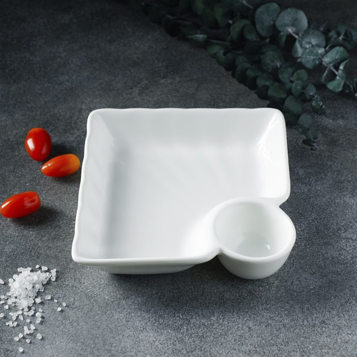 Блюдо фарфоровое с соусником Magistro &laquo;Бланш&raquo;, соусник 60 мл, 18,5&times;17,5&times;4 см, цвет белый