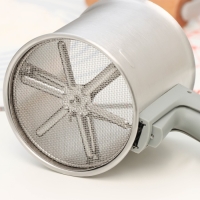 Просеиватель для муки Adagio, нержавеющая сталь, d=10 см, цвет ручки МИКС Просеиватель для муки Adagio, нержавеющая сталь, d=10 см, цвет ручки МИКС