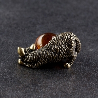 Сувенир "Кот с мячом", латунь, янтарь