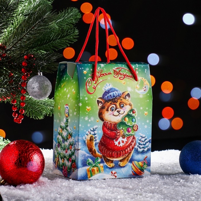 Новый год. Подарочная коробка "Котик в лесу" 15 х 10 х 20,5 см.