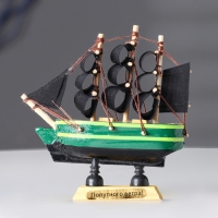 Корабль «Дункан», 10х3х10 см, зеленый корпус, черные паруса Корабль «Дункан», 10х3х10 см, зеленый корпус, черные паруса