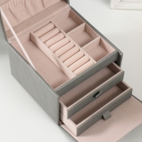 Шкатулка кожзам для украшений "Золотой бантик" серая 15х15х12,7 см Шкатулка кожзам для украшений "Золотой бантик" серая 15х15х12,7 см