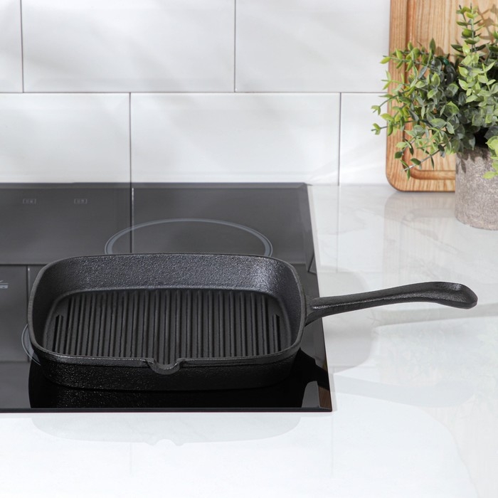 Сковорода гриль чугунная Доляна &laquo;Квадрат&raquo;, 23&times;23 см, со сливом и ручкой, цвет чёрный
