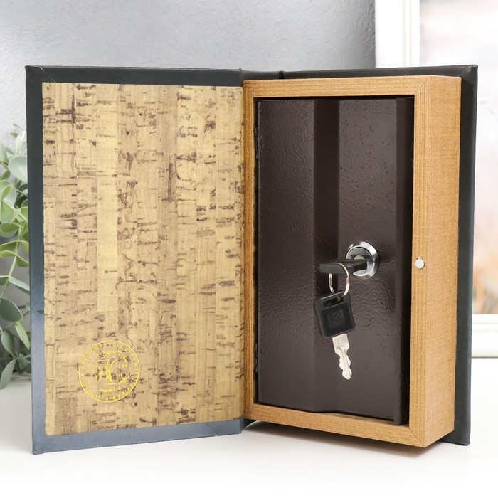 Сейф-книга дерево кожзам Сейф-книга дерево кожзам "Детектив. Человек с фонарём" 21х13х5 см