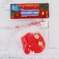 Мягкая подвеска "Варежка пушистая с пуговками" 7,5х6 см, бело- красный Мягкая подвеска "Варежка пушистая с пуговками" 7,5х6 см, бело- красный