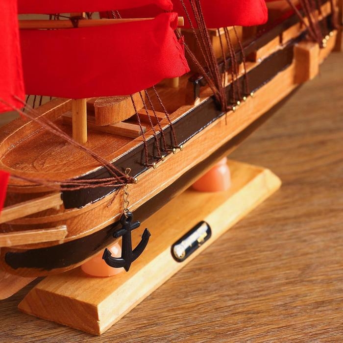 Корабль сувенирный средний &laquo;Ахиллес&raquo;, паруса красные, 39х44х7 см
