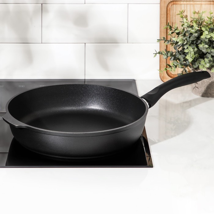 Сковорода «Традиция», d=28 см, пластиковая ручка, антипригарное покрытие, цвет чёрный Сковорода «Традиция», d=28 см, пластиковая ручка, антипригарное покрытие, цвет чёрный